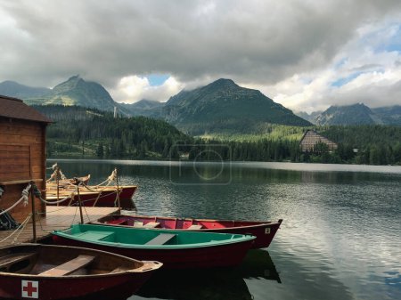 Téléchargez les photos : Poprad Czech Republic outdoor forest and lake trail with mountains. High quality photo - en image libre de droit