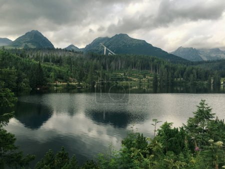 Téléchargez les photos : Poprad Czech Republic outdoor forest and lake trail with mountains. High quality photo - en image libre de droit
