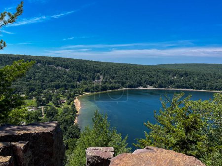 Foto de Vista sobre la roca balanceada en Devils Lake Park, Madison, Wisconsin USA. Foto de alta calidad - Imagen libre de derechos