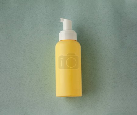 Envase cosmético para el cuidado de la piel, botella sin marca, concepto de belleza y spa
