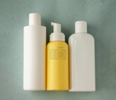 Kosmetikverpackungen für Haarpflege, Set von Markenflaschen, Beauty- und Wellness-Konzept
