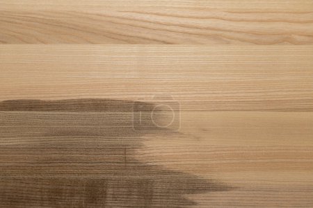 bouclier en bois de frêne partiellement huilé