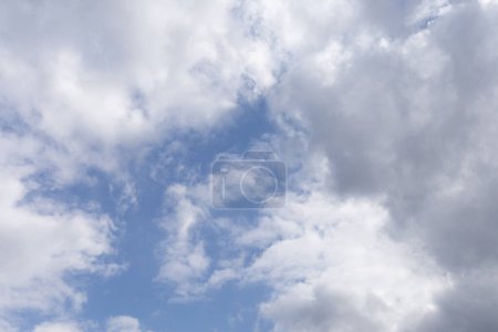 weiße, flauschige Wolken am blauen Himmel