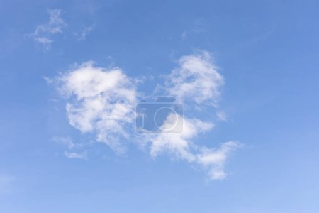 dünne transparente weiße Wolken am blauen Himmel