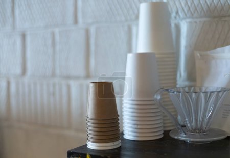 pilas de tazas de papel en la máquina de café, esquina de café