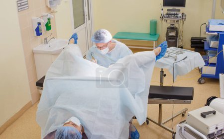 Foto de Paciente y médico en el hospital durante la colonoscopia, primer plano. Examen del paciente en la silla proctológica - Imagen libre de derechos