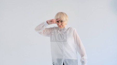 Foto de Una anciana bailando sobre un fondo blanco - Imagen libre de derechos