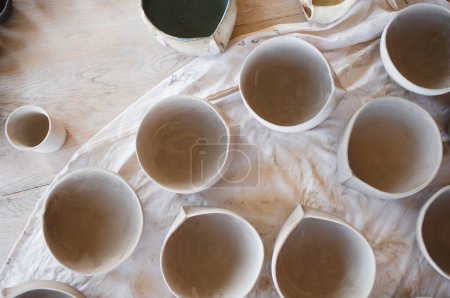 Foto de Placas de arcilla sobre la mesa, trabajos de cerámica. - Imagen libre de derechos