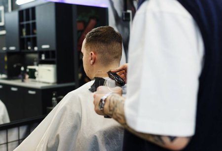 Foto de Corte de pelo para hombres con tijeras de peluquería. Peluquería hombre. - Imagen libre de derechos
