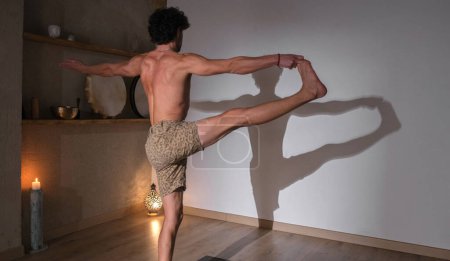 Téléchargez les photos : Un homme jeune et athlétique fait du yoga et effectue des asanas. - en image libre de droit