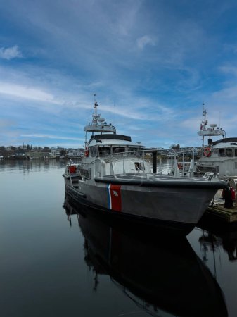 Téléchargez les photos : Grand bateau de la Garde côtière en métal sur l'eau - en image libre de droit