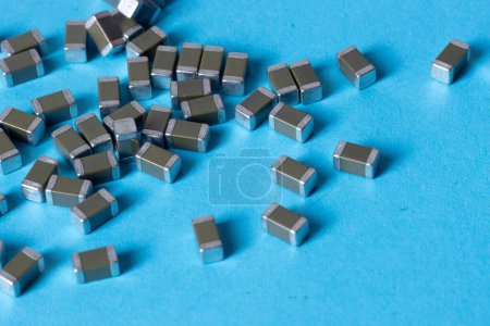 Foto de Condensadores de cerámica smd, sobre una mesa azul, componente electrónico - Imagen libre de derechos