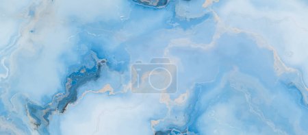 Téléchargez les photos : Onyx bleu transparent avec inclusions dorées. Une pierre précieuse présentant une translucidité azur sereine, idéale pour créer des accents intérieurs sophistiqués. Ses motifs naturels élèvent les comptoirs et les caractéristiques architecturales, ajoutant une touche sur mesure aux espaces avec - en image libre de droit