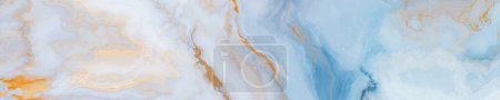 Téléchargez les photos : Onyx bleu transparent avec inclusions dorées. Une pierre précieuse présentant une translucidité azur sereine, idéale pour créer des accents intérieurs sophistiqués. Ses motifs naturels élèvent les comptoirs et les caractéristiques architecturales, ajoutant une touche sur mesure aux espaces avec - en image libre de droit