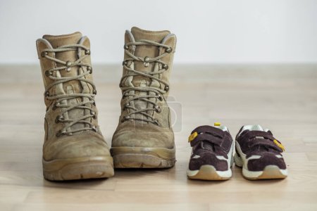 Foto de Zapatos de cuero viejos en piso de madera - Imagen libre de derechos