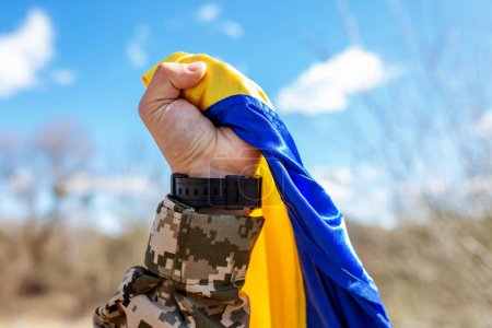 Téléchargez les photos : Forces armées ukrainiennes. Soldat ukrainien. Uniforme militaire. Drapeau ukrainien. - en image libre de droit