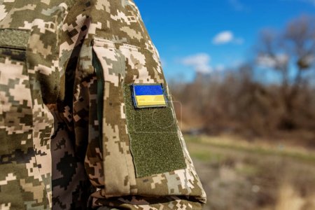 Streitkräfte der Ukraine. Ukrainischer Soldat. Ukrainische Flagge auf Militäruniform
