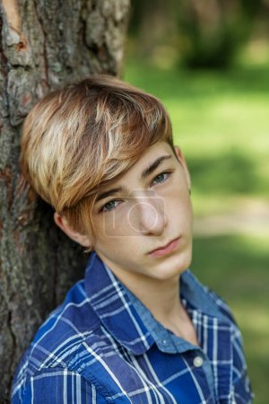 Foto de Retrato de cerca de un adolescente al aire libre. Gen Z. Desarrollo de la identidad. - Imagen libre de derechos