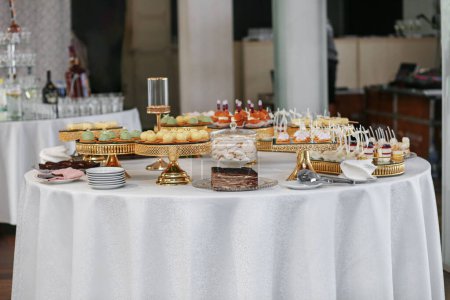 Foto de Una barra de caramelo. Mesa con dulces, dulces y postres. Evento de boda. - Imagen libre de derechos