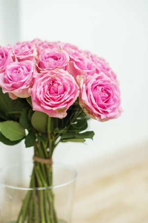 Téléchargez les photos : Bouquet de fleurs roses. Contexte de la carte postale. - en image libre de droit