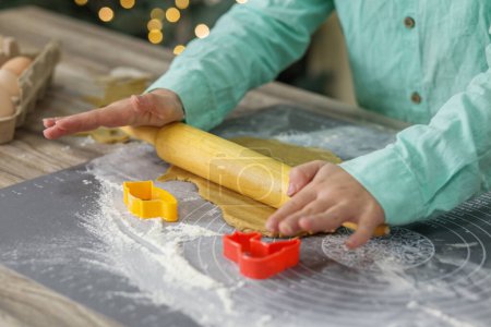 Foto de Panadería de Navidad y Año Nuevo. Primer plano de manos de niños cocinando galletas tradicionales de jengibre - Imagen libre de derechos