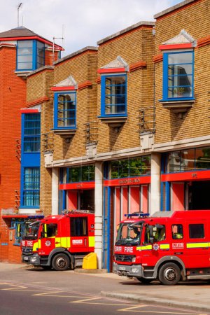 Foto de Estación de bomberos de Londres con dos bomberos listos para salir en caso de emergencia, Upper Street, Islington, Londres Reino Unido. Foto de alta calidad - Imagen libre de derechos