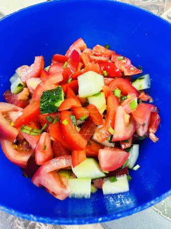 Foto de Ensalada con tomates y pepinos, Ensalada, verduras, vitaminas, rojo, pimienta, cocina, tomates, pepino, aceite, cocinero, bowl - Imagen libre de derechos