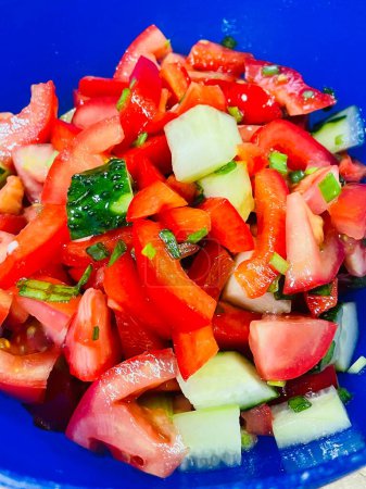 Foto de Ensalada con tomates y pepinos, Ensalada, verduras, vitaminas, rojo, pimienta, cocina, tomates, pepino, aceite, cocinero, bowl - Imagen libre de derechos