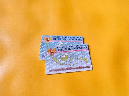 Close up Foto Illustration von Indonesien Personalausweis. KTP. Zwei indonesische Staatsbürgerausweise mit gelbem Hintergrund. perfekt für identitätsbezogene Fragen.