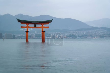 Téléchargez les photos : Japon 2015 Nov 22, Torii Gate Itsukushima Temple flottant à Miyajima, Hiroshima - en image libre de droit