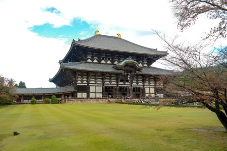 Téléchargez les photos : Japon 2015 Nov 23, Temple bouddhiste Todaiji dans l'ancienne capitale japonaise Nara - en image libre de droit