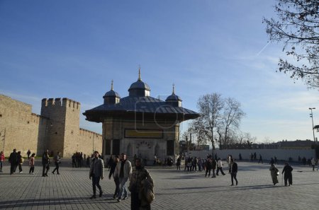 Foto de Estambul Turquía. Diciembre de 2022. Fuente Ahmet III, Murallas del Palacio Topkapi y Turistas. - Imagen libre de derechos
