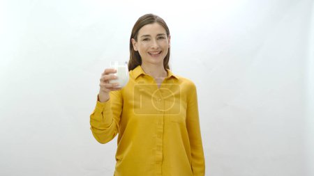 Charakterporträt einer gesunden jungen Frau, die Milch liebt. Frau gibt an, dass sie gesund ist, wenn sie Milch trinkt. Isoliert auf weißem Hintergrund.