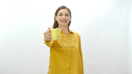 Charakterporträt einer jungen Frau, die eine Tasse Kaffee, schwarzen oder grünen Tee trinkt. Junge gesunde Frau zeigt auf Kamera mit Tasse Kaffee oder Tee isoliert auf weißem Hintergrund.