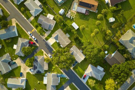Téléchargez les photos : Aerial landscape view of suburban private houses between green palm trees in Florida quiet rural area. - en image libre de droit