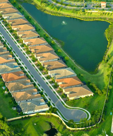 Vista aérea del callejón sin salida en el callejón sin salida del barrio con casas densamente construidas en la Florida cerrada sala de estar. Desarrollo inmobiliario de viviendas familiares e infraestructura en suburbios americanos.