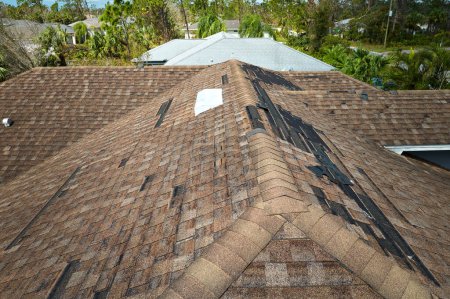 Beschädigtes Hausdach mit fehlenden Schindeln nach Hurrikan Ian in Florida. Folgen von Naturkatastrophen.