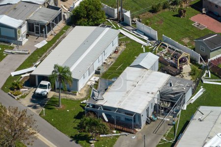 Foto de Destruido por el huracán Ian casas suburbanas en Florida zona residencial de casas móviles. Consecuencias del desastre natural. - Imagen libre de derechos