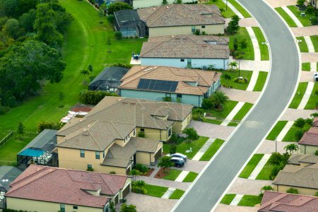 Foto de Vista aérea de casas muy llenas en Florida cerrado clubes de vida. Viviendas familiares como ejemplo de desarrollo inmobiliario en suburbios americanos. - Imagen libre de derechos