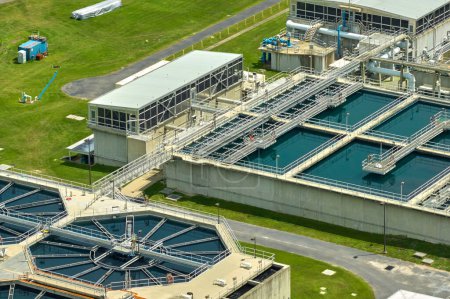 Foto de Aerial view of modern water cleaning facility at urban wastewater treatment plant. Purification process of removing undesirable chemicals, suspended solids and gases from contaminated liquid. - Imagen libre de derechos
