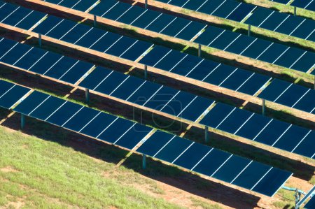 Vue aérienne de la grande centrale électrique durable avec de nombreuses rangées de panneaux solaires photovoltaïques pour produire de l'énergie électrique propre. Electricité renouvelable avec concept zéro émission.