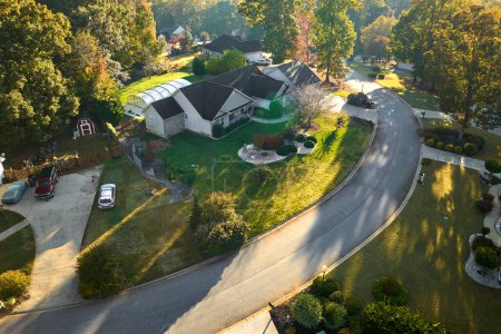 Foto de Vista aérea de la casa clásica americana en el área residencial de Carolina del Sur. Nueva casa familiar como ejemplo de desarrollo inmobiliario en los suburbios de EE.UU.. - Imagen libre de derechos