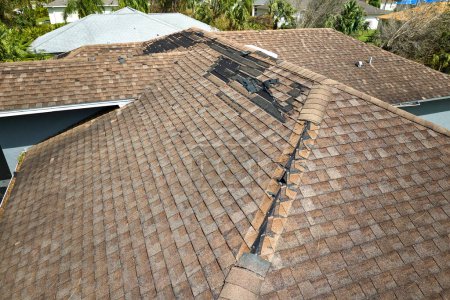 Beschädigtes Hausdach mit fehlenden Schindeln nach Hurrikan Ian in Florida. Folgen von Naturkatastrophen.