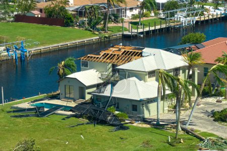Téléchargez les photos : L'ouragan Ian a détruit le toit de la maison dans le quartier résidentiel de Floride. Catastrophe naturelle et ses conséquences. - en image libre de droit