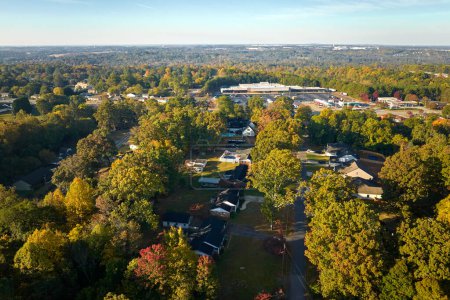 Foto de Vista aérea de casas clásicas americanas en el área residencial de Carolina del Sur. Nuevas casas familiares como ejemplo de desarrollo inmobiliario en los suburbios de EE.UU.. - Imagen libre de derechos