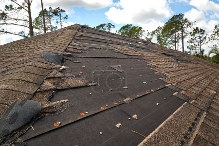 Foto de Techo de la casa dañado con tejas desaparecidas después del huracán Ian en Florida. Consecuencias del desastre natural. - Imagen libre de derechos