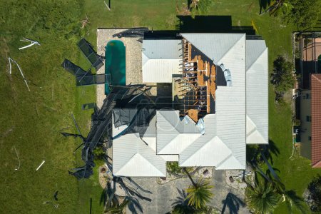 Téléchargez les photos : L'ouragan Ian a détruit l'enceinte de lanai de piscine sur la cour de la maison en Floride quartier résidentiel. Catastrophe naturelle et ses conséquences. - en image libre de droit
