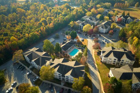 Foto de Vista aérea de los edificios de apartamentos americanos en la zona residencial de Carolina del Sur. Nuevos condominios familiares como ejemplo de desarrollo inmobiliario en los suburbios de EE.UU.. - Imagen libre de derechos