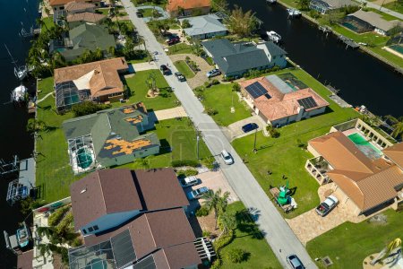 Foto de Destruido por el huracán Ian casas costeras suburbanas en la zona residencial de Florida. Consecuencias del desastre natural. - Imagen libre de derechos