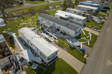 Téléchargez les photos : Détruit par l'ouragan Ian maisons de banlieue en Floride zone résidentielle mobile home. Conséquences des catastrophes naturelles. - en image libre de droit